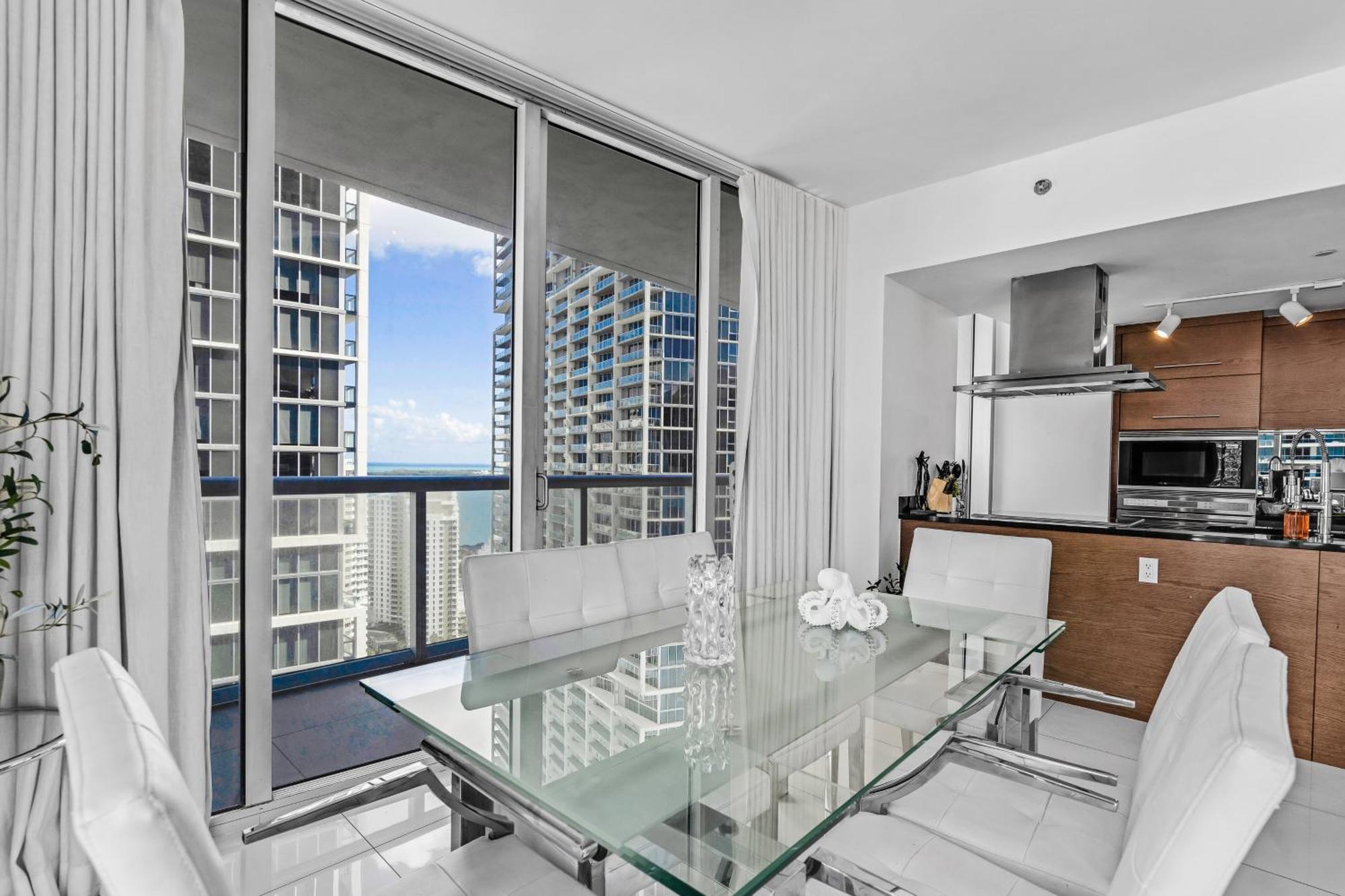 Luxurious Condo At Icon With Views ไมอามี ภายนอก รูปภาพ