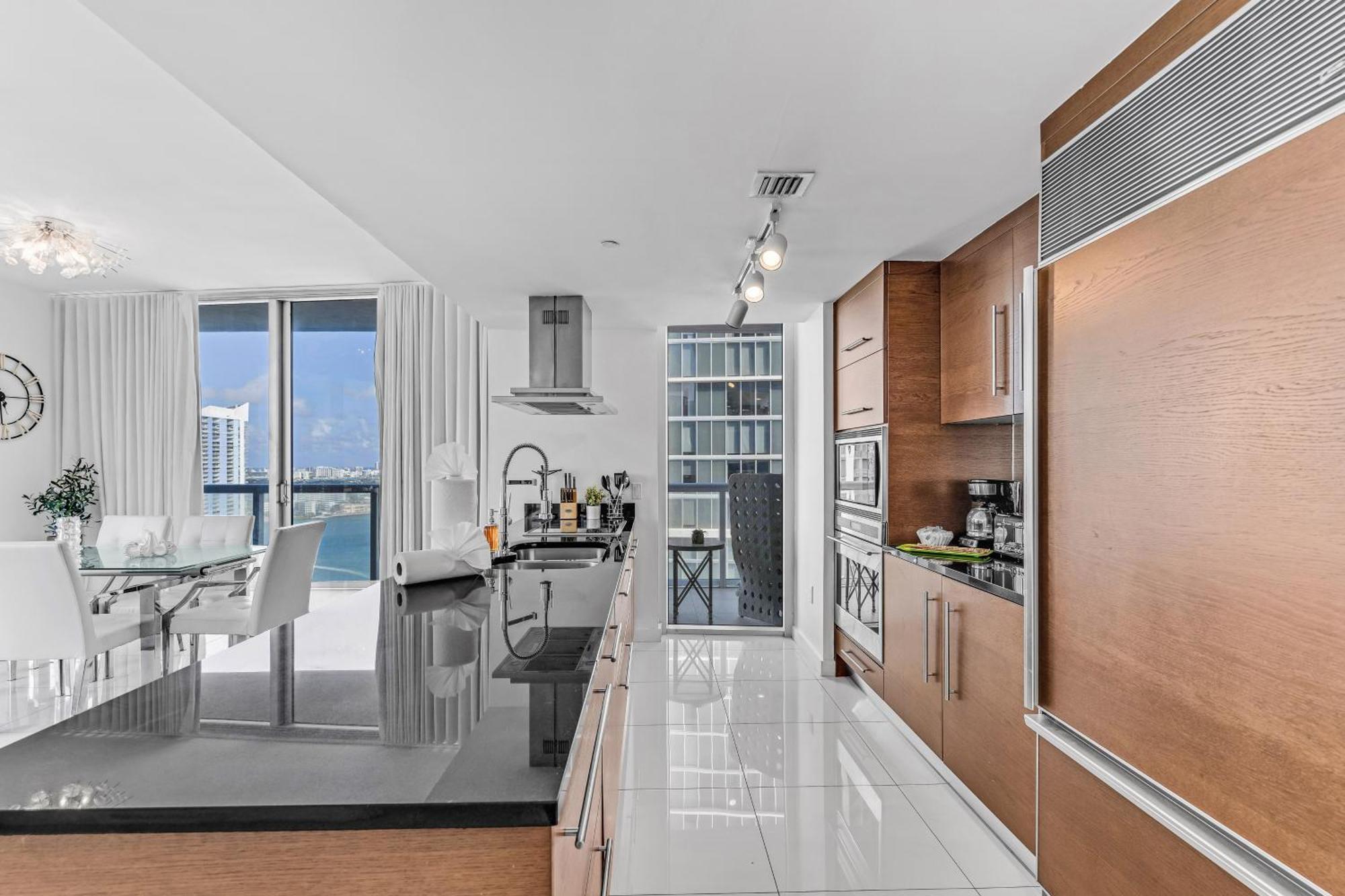 Luxurious Condo At Icon With Views ไมอามี ภายนอก รูปภาพ